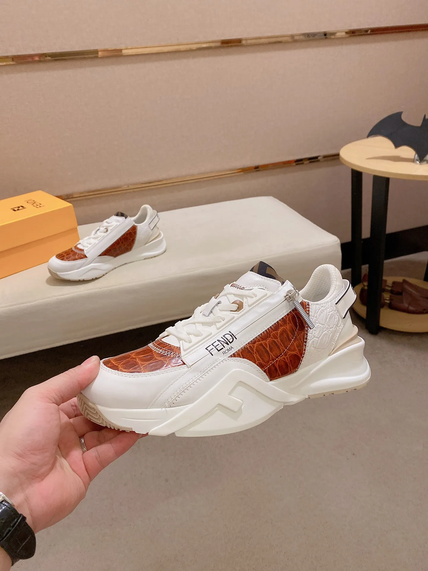 Men's shoes💰: 540💰(Higher version) [Fendi] Fendi's latest casual shoes for men! Available at counters simultaneously! A one-to-one replica of the original. The surface is made entirely of imported first-layer calfskin with crocodile pattern, the interior is made of first-layer water-dyed cowhide, and the original factory-supplied rubber outsole. Leading new fashion concepts. Matching code: 38-44 (45 can be customized)